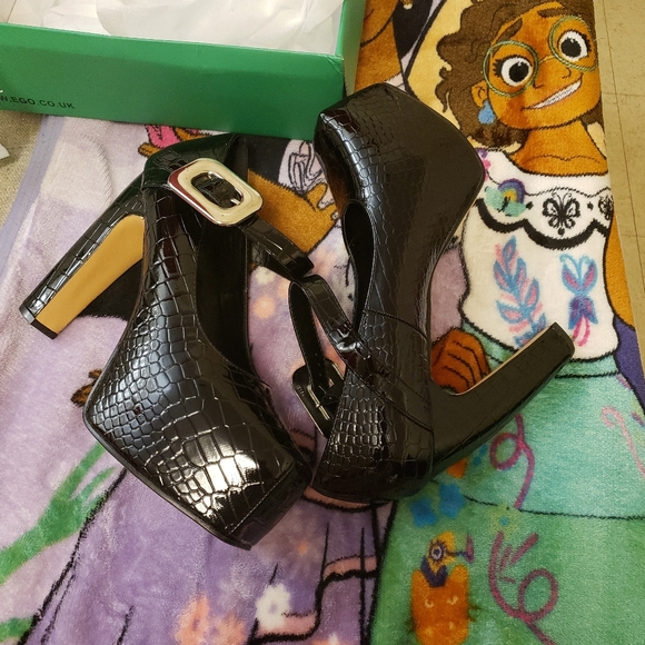 Shoes - Picture 6 of 6